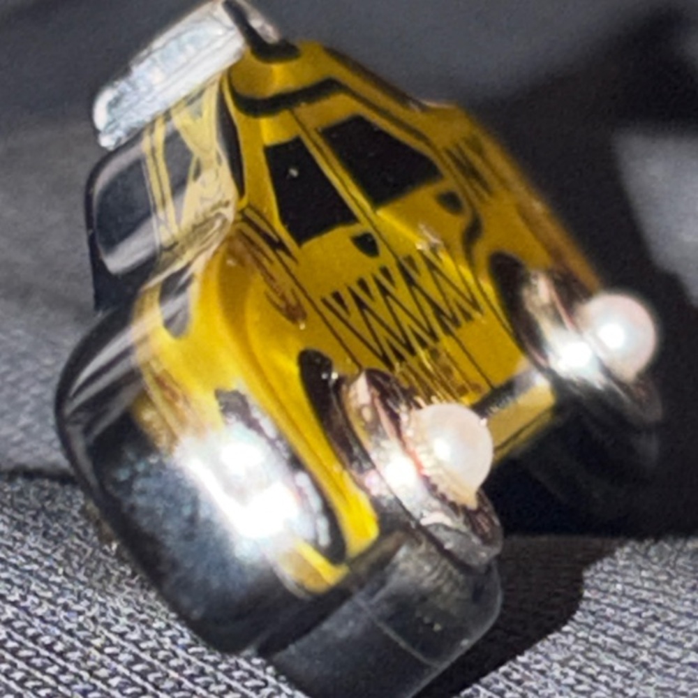 🪩 CC 🚕 resin brooch 💛 NEW 🖤 - Picture 4 of 9